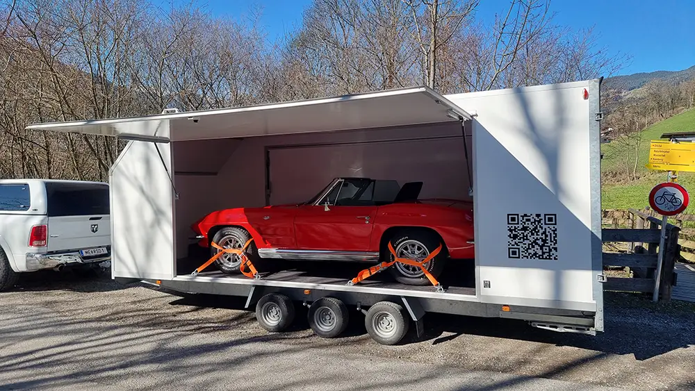 oldtimertransport-anhaenger-rsdwoechtl Zugfahrzeug Dodge Ram mit Anhänger auf einer Bergstraße