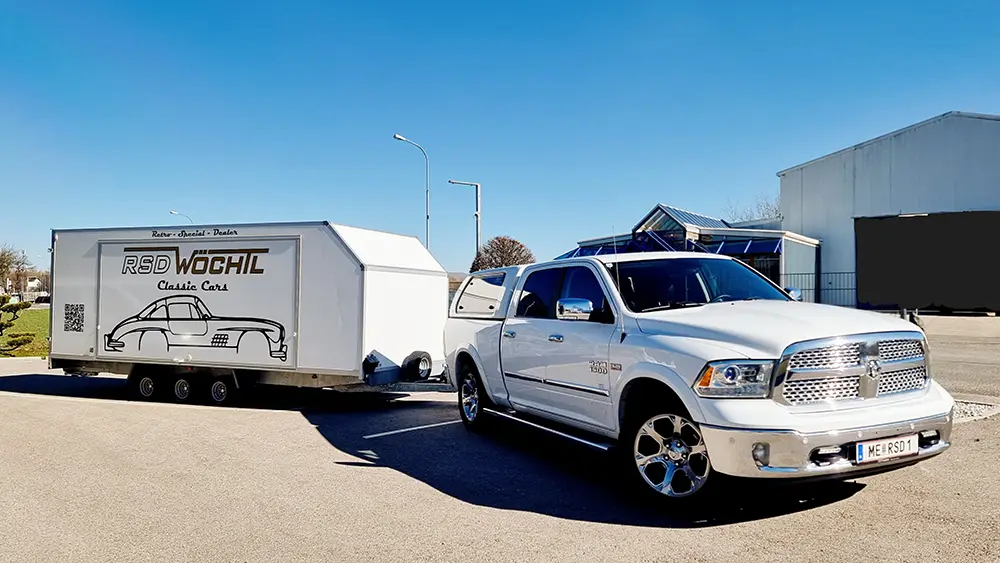 ram-zugfahrzeug-oldtimer-transporte Transportfahrzeug Dodge Ram mit geschlossenem Anhänger